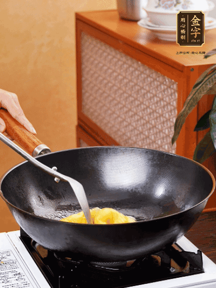 熱油，下雞蛋液煎好，盛出備用