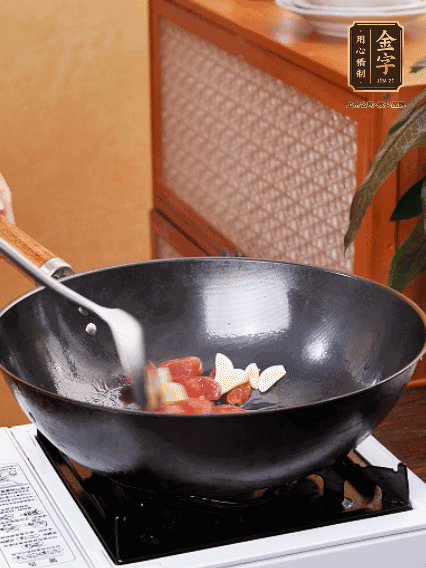 熱油，香腸微微煸出香味，加蒜片、小米辣