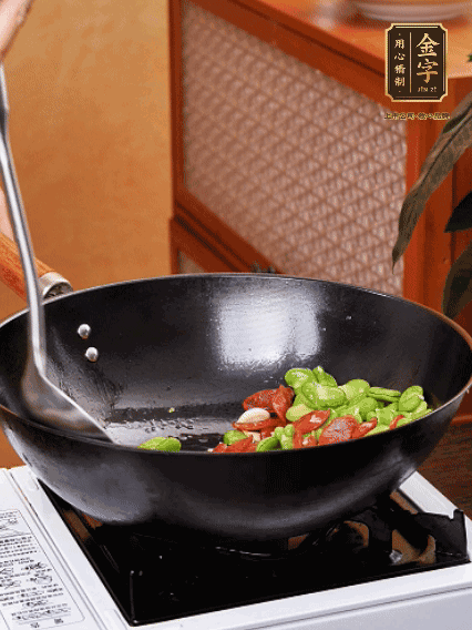 再放入蠶豆翻炒，加一點點醬油調(diào)味