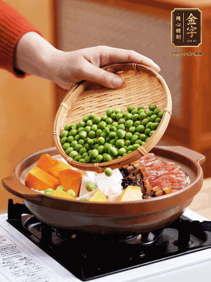 再鋪上臘腸、醬油肉、豌豆，小火煲6分鐘