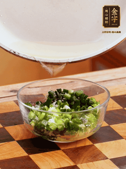 姜末、蔥末加鹽，潑熱油做成蔥姜醬