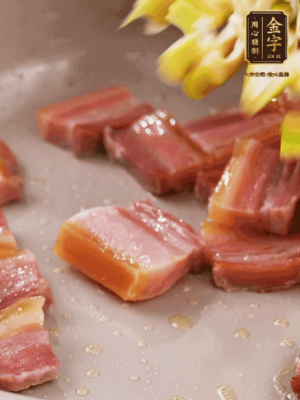 再放春筍翻炒一下，倒入砂鍋中，加適量的熱水，大火燜煮6分鐘