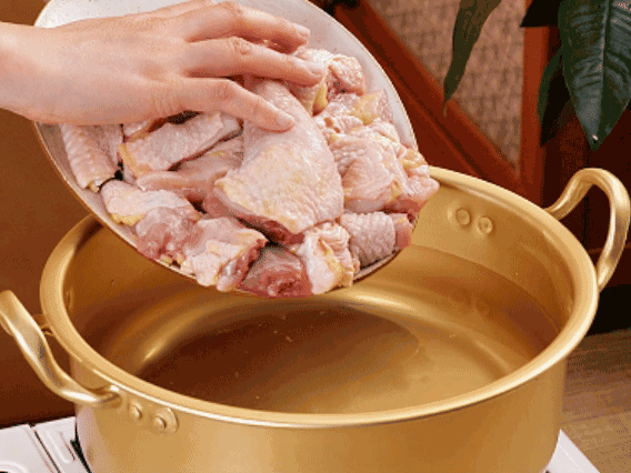 雞肉冷水下鍋，加蔥姜焯水