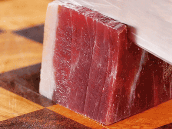 金字火腿去皮切片，溫水浸泡5分鐘