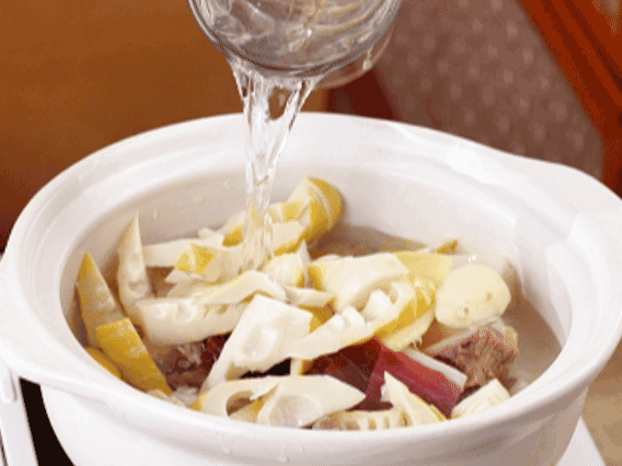 砂鍋中依次放入姜片、雞肉、春筍、火腿，加入足量的水，大火燒開后，轉(zhuǎn)小火燉40分鐘