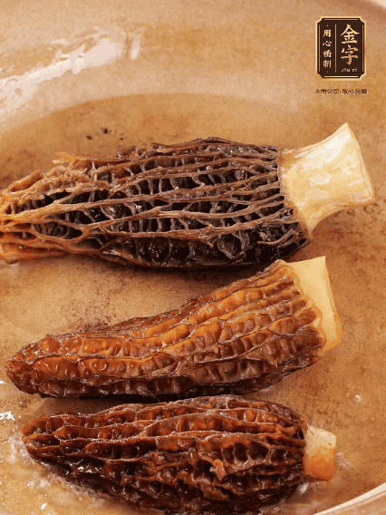 少許油，新鮮羊肚菌煎香