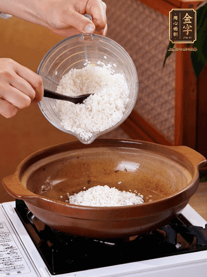 砂鍋中倒入煎羊肚菌的油，涂勻。加入提前浸泡過(guò)1小時(shí)的生米，再加入和生米齊平的水,,蓋蓋子，大火煮沸后轉(zhuǎn)小火煮至水分微干