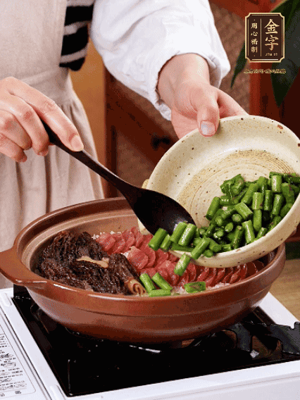 鋪上金字香腸、羊肚菌、蘆筍，蓋蓋子燜7分鐘