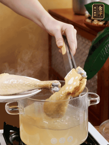 雞腿冷水下鍋，加蔥姜焯水，洗凈備用