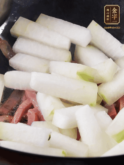 再下冬瓜微微煸炒，加一小碗水，中小火煨5分鐘