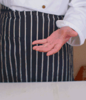 小蔥切碎，淡火腿切碎。