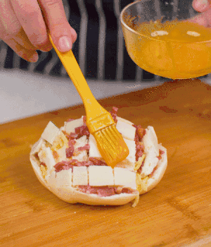 放在烤盤上，表面先刷一層玉米油，再刷一層蛋黃液。