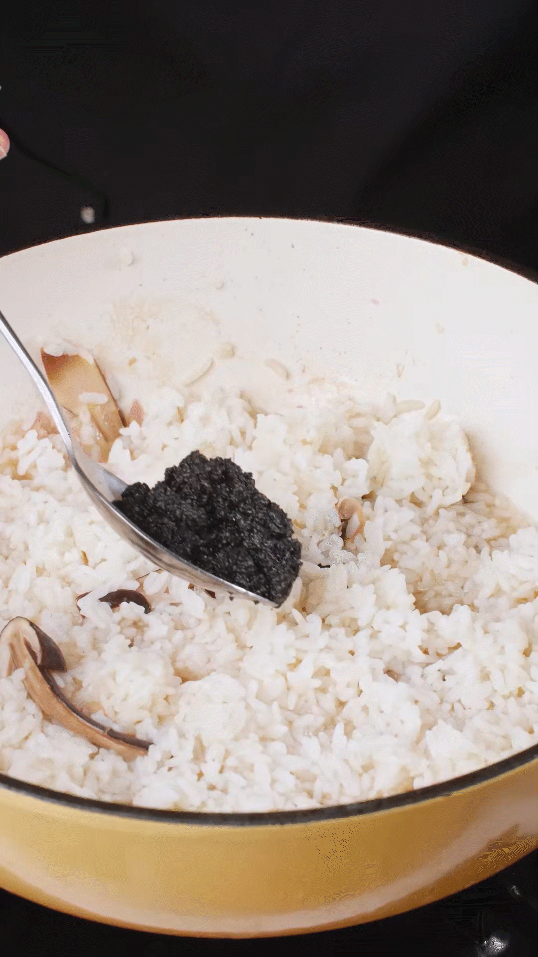 底油放入洋蔥爆香后加入黑皮雞樅菇、口蘑，用白葡萄酒增鮮
