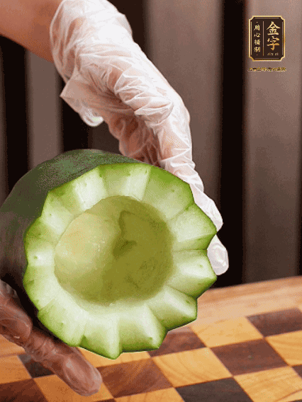 將小冬瓜洗凈，頂端切開(kāi)去瓜瓤，改刀切口呈鋸齒狀