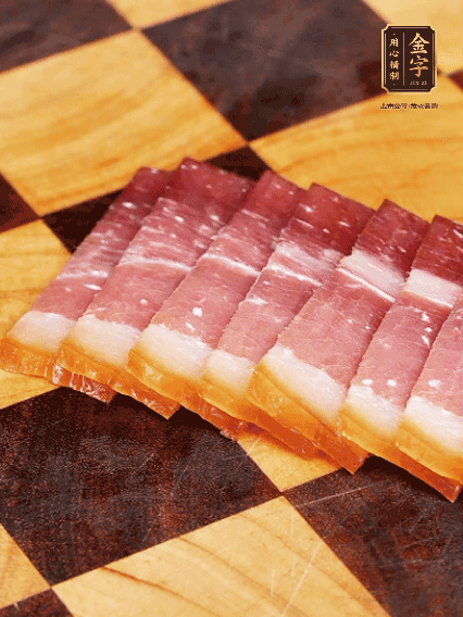 鮑魚(yú)處理干凈，金字火腿切片備用