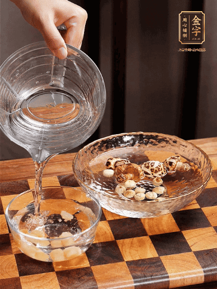 將雞肉、鮑魚(yú)、蝦仁焯水，冬菇、蓮子、干貝泡發(fā)