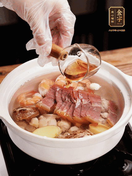 7種食材+帶皮冬瓜塊用砂鍋/電飯煲煮湯功能煮熟，少許鹽、花雕調(diào)味