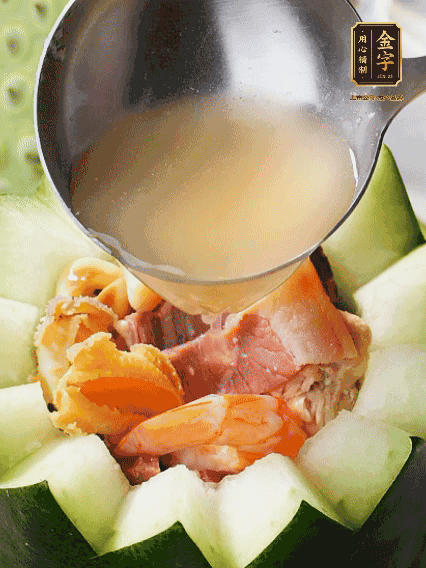 煮好后，盛入冬瓜盅。放入鍋中，可繼續(xù)燉煮，越燉越有味