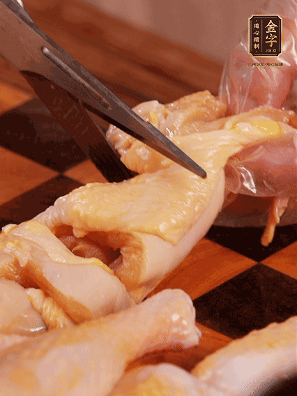 土雞處理干凈，切成大塊，加蔥姜、花雕酒、鹽腌制10分鐘