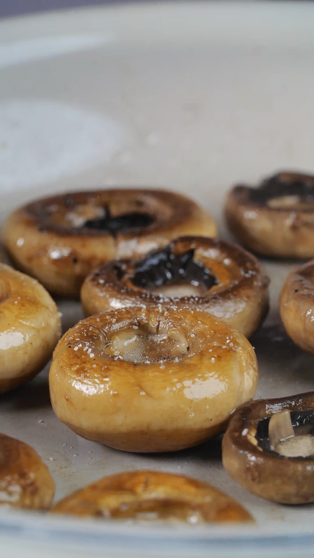 鍋內(nèi)放橄欖油，將口蘑煎至兩面微微焦黃，用黑胡椒海鹽調(diào)味