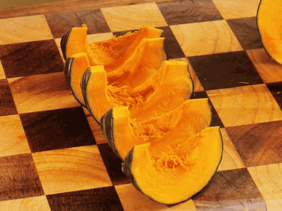 貝貝南瓜去瓤切小塊；干香菇熱水泡發(fā)，切條