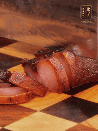 金字醬肉，煮熟切條；蓮藕去皮，切成條狀，焯水2分鐘