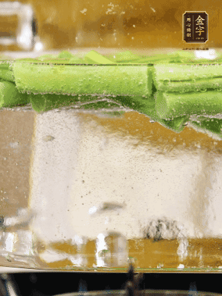 豆角切成段，加油焯水1分鐘