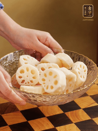 蓮藕洗凈削皮，切大塊，用鹽、糖腌制30分鐘。