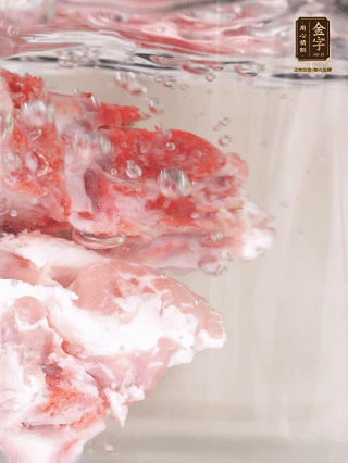 豬骨冷水下鍋，加蔥姜、料酒焯水4分鐘。