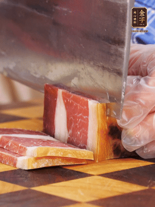 金字火腿切片，溫水浸泡5分鐘