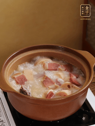 豬油潤鍋，豬骨、姜片煸出油脂香，再依次下開水、蓮藕、火腿，大火燒開