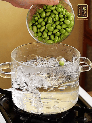 嫩毛豆汆燙1分鐘。