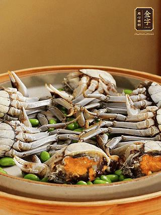 盤底鋪毛豆，依次放大閘蟹、咸肉， 淋一圈料酒、豉油。