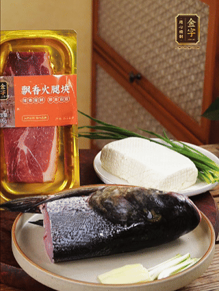 花鰱魚頭處理干凈（刮黑膜、除貼骨血、拔魚牙、剪魚鰭、刮凈魚肉表面雜質(zhì)），從中間劈開成兩半，擦干水分