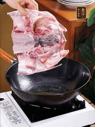 鍋里油燒熱（一半豬油、一半玉米油），放入魚頭，把魚頭煎至少兩面金黃