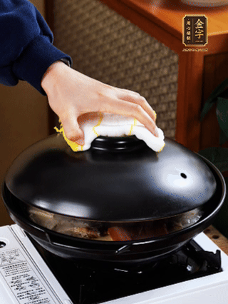 大火燒開，大火煮10~15分鐘。放入切好的豆腐，再煮5分鐘