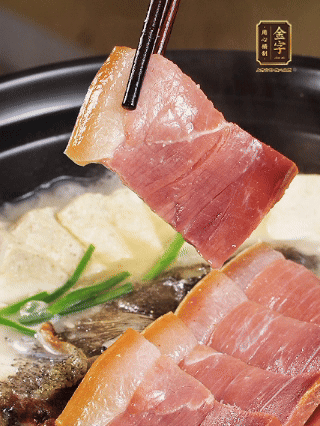加入一丟丟鹽，撒點(diǎn)胡椒粉，蔥段點(diǎn)綴