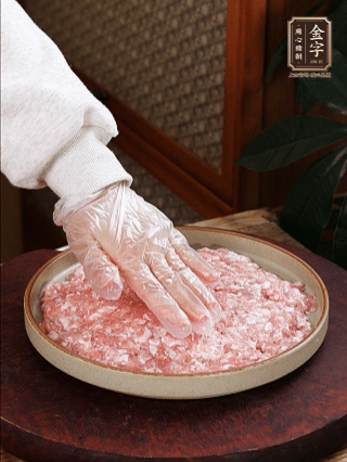 依次鋪肉末，碼入雞蛋豆腐，再鋪上金字香腸。