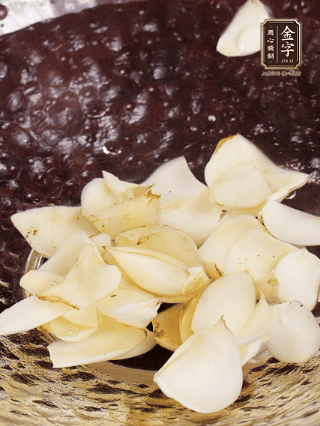 大蒜、生姜、紅蔥頭處理成粒。青辣椒切碎