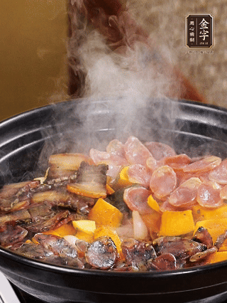 關(guān)火鋪上土香腸、梅干菜香腸、醬肉，加生抽、清水、黑胡椒粉調(diào)成的料汁，中火焗5分鐘