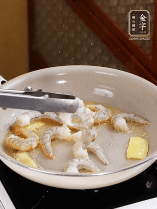 秘制煲仔飯醬油：2勺蒸魚豉油、半小勺糖、1大勺清水?dāng)嚢杈鶆蛑?分鐘
