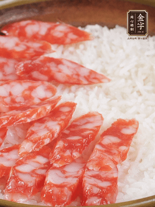 砂鍋加入半勺豬油、半勺花生油抹勻，倒入絲苗米，加水沒過大米一指高，蓋蓋大火煮至水分微干