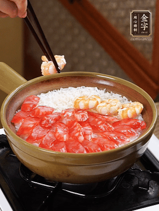 開蓋戳幾個洞均勻受熱，鋪臘腸、蝦仁，蓋蓋小火煮5分